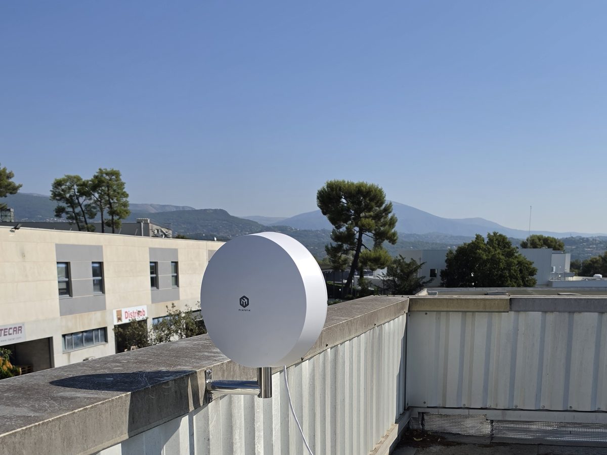 Antenne 5G en toiture avec vue sur le pays grassois