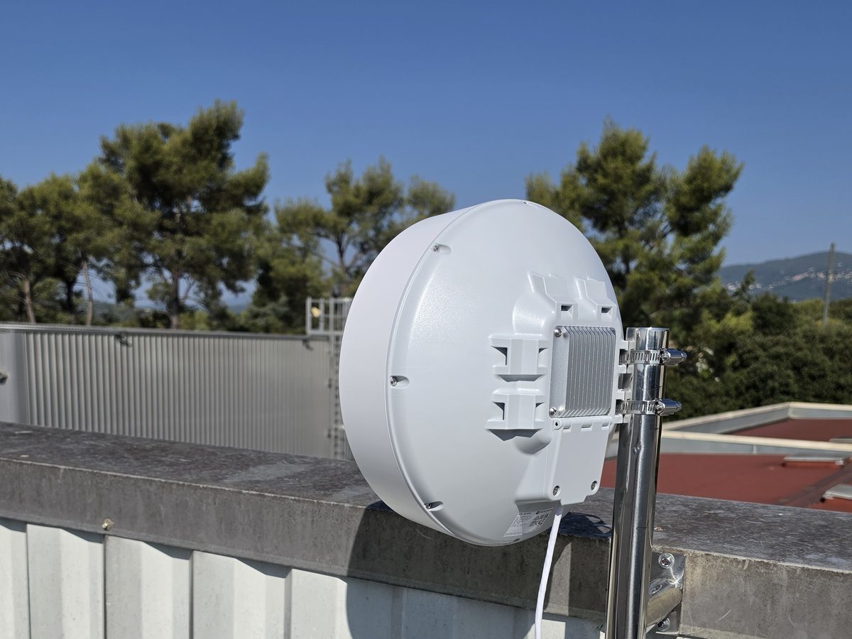Fixation de la borne 5G sur le garde-corps du toit