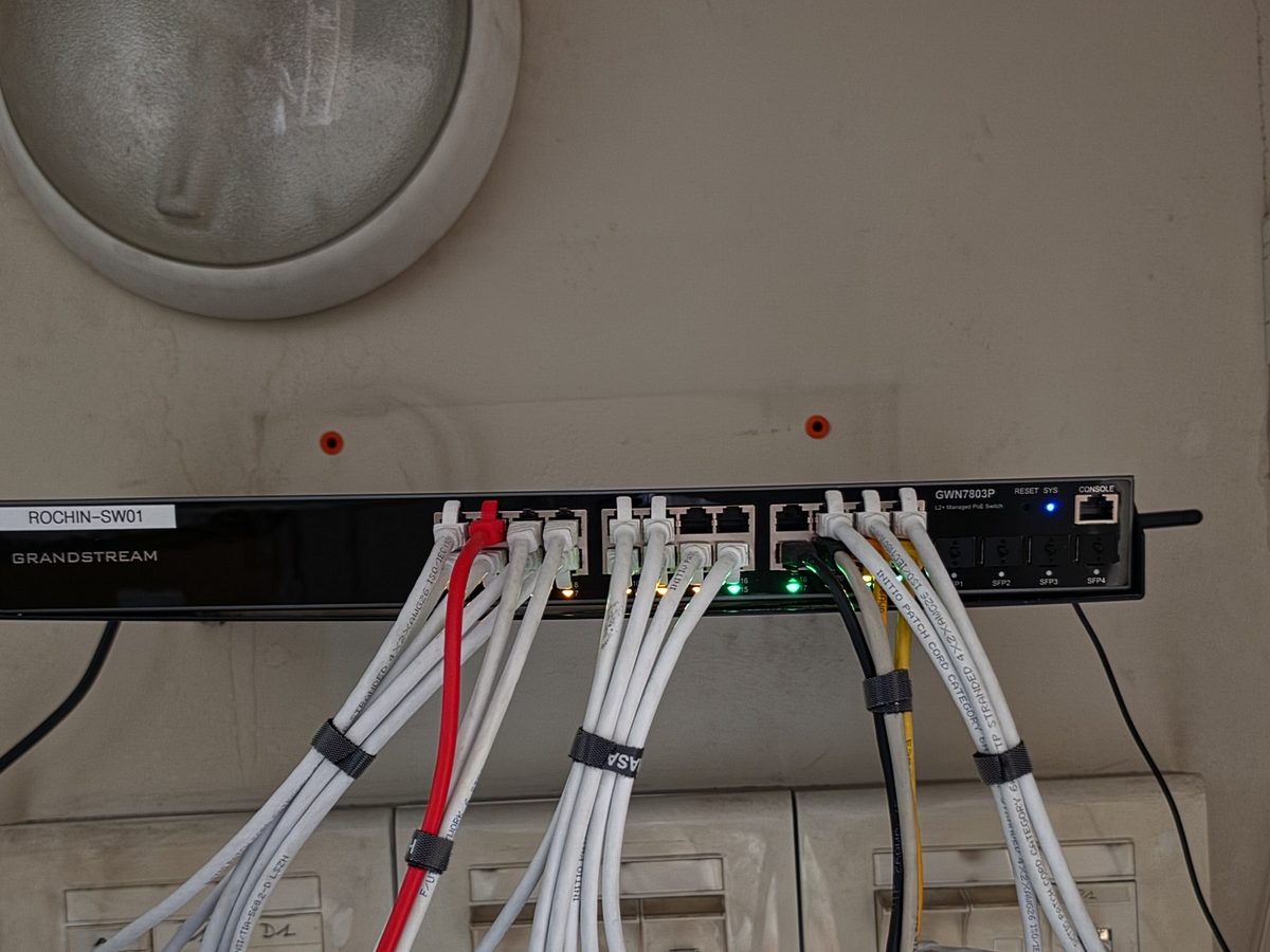 Après : nouveau switch administrable et câblage rangé